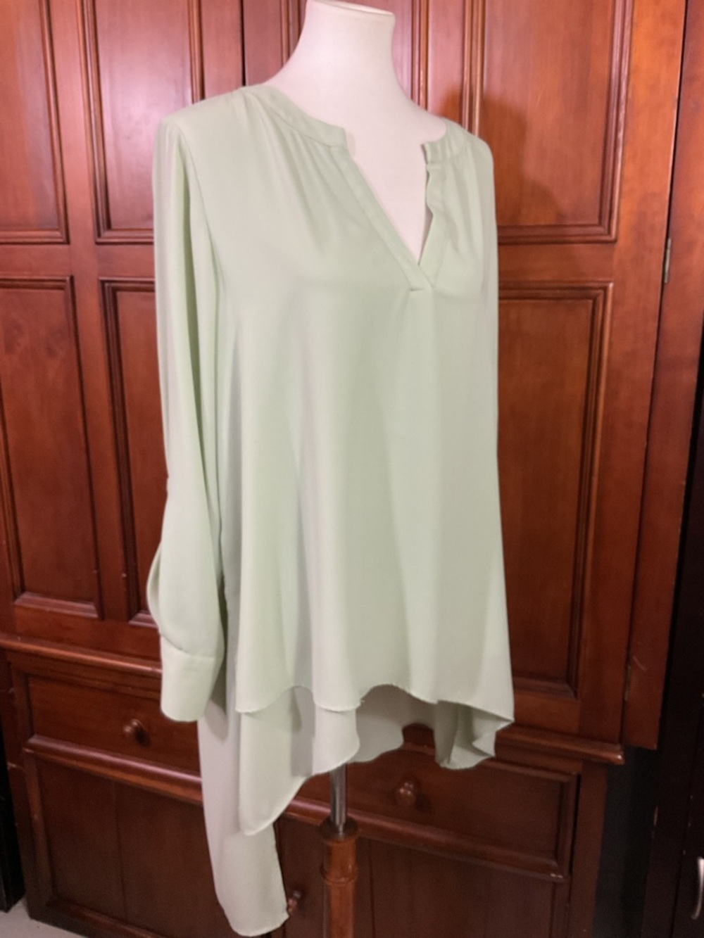Tahari Woman 1x Flowy Long Sleeve Blouse Light Green V Neck High Low Lknw As See